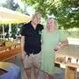 Ein Ehepaar lächelt in einem Gastgarten in die Kamera. | Hans-Jürgen und Elisabeth Birli haben das ehemalige Seemandl vor einigen Monaten übernommen (Archivbild)