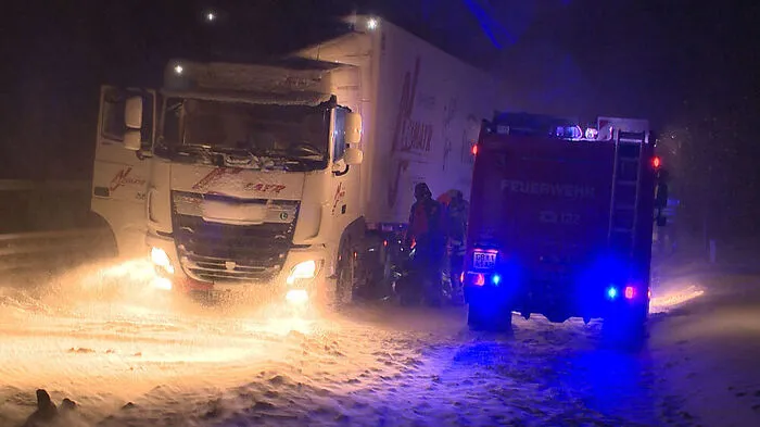 Zwei Lkw und ein Pkw mit Anhänger waren auf der B320 hängengeblieben