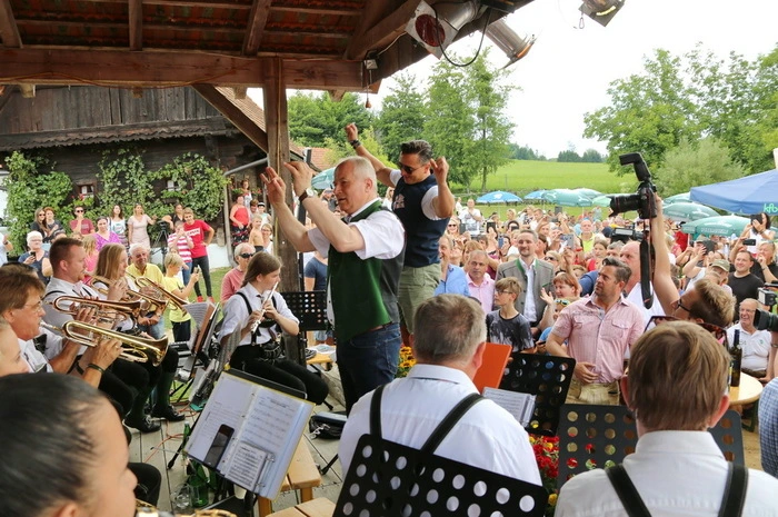 Zur Begrüßung und unter Blitzlichtgewitter dirigierte kein geringerer als Landesrat Johann Seitinger die Marktmusikkapelle St. Peter am Ottersbach zum “47er Regimentsmarsch”.