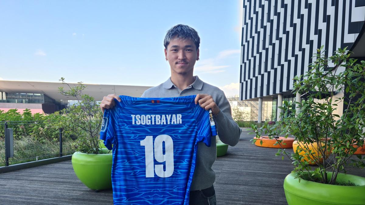 Tsogtbayar Batbayar mit seinem mongolischen Team-Trikot