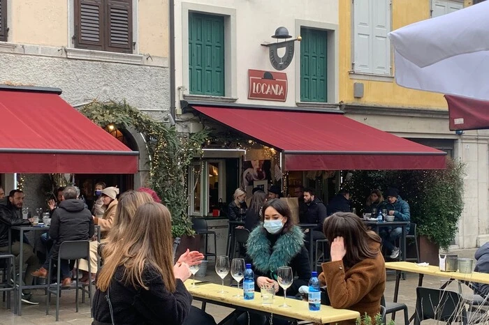 Vor und in den Bars ist es nach dem Lockdown wieder belebt