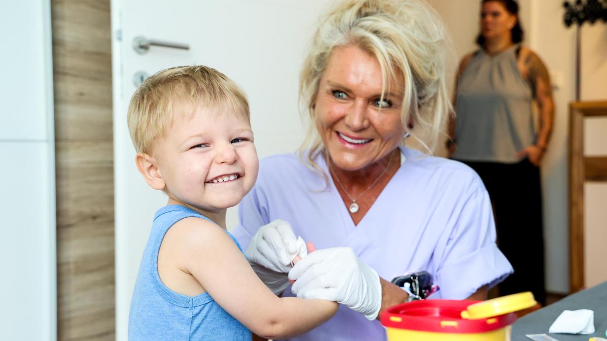 Doris Prasch besucht Leukämiepatient Fabian zu Hause und erspart seiner Familie den Weg ins Krankenhaus 