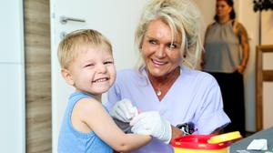 Doris Prasch besucht Leukämiepatient Fabian zu Hause und erspart seiner Familie den Weg ins Krankenhaus 