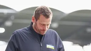 Sturms Ex-Trainer Jürgen Säumel mit gesenktem Kopf. Im Hintergrund sieht man das Dach der Merkur-Arena in Graz. | Jürgen Säumel muss seinen Trainerposten räumen