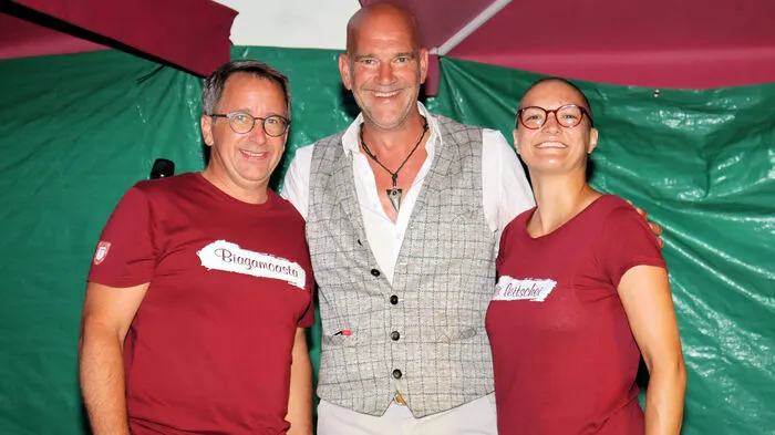 Den krönenden Abschluss des Rosentaler Eventsommers bildete eine Schlagernacht mit Udo Wenders (Mitte) und Lisa Miko am Parkplatz der Kaufwelt Rosental. Bürgermeister Johannes Schmid (links), Vizebürgermeisterin und Kulturobfrau Martina Weixler (rechts) und ihr Team vom Kulturausschuss konnten zum Finale etwa 500 Besucherinnen und Besucher beim Open Air Konzert begrüßen.