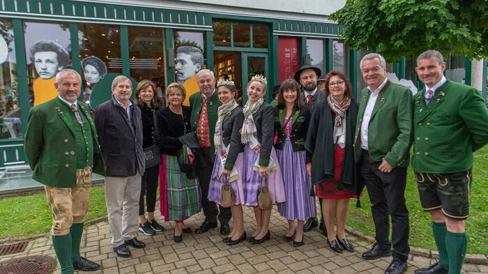 Bad Ausseer Bürgermeister Franz Frosch, EU-Kommissar Johannes Hahn, Ex-Vizekanzlerin und Wüstenrot-Generaldirektorin Susanne Riess, Landeshauptmann Hermann Schützenhöfer mit Frau, Narzissenhoheiten Lisa Weinhandl und Katharina Thomanek, Landtagsabgeordnete Michaela Grubesa, Nationalratsabgeordneter Max Lercher, Landeshauptmann-Stellvertreter Anton Lang mit Begleitung, Altausseer Bürgermeister Gerald Loitzl  