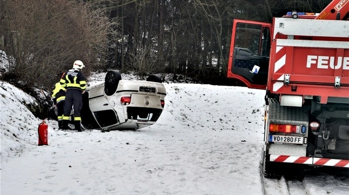 Pkw-Lenkerin kam in Rosental mit dem Pkw ins Schleudern und durchstieß ein Holzgeländer. Der Pkw überschlug sich und blieb am Dach liegen. Die Frau konnte sich sich selbst befreien, wurde aber vom Roten Kreuz versorgt und ins Spital eingeliefert.