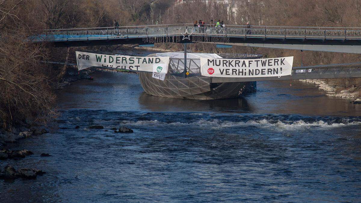 Mit Transparenten an der Mur machen die Kraftwerksgegner auf sich aufmerksam