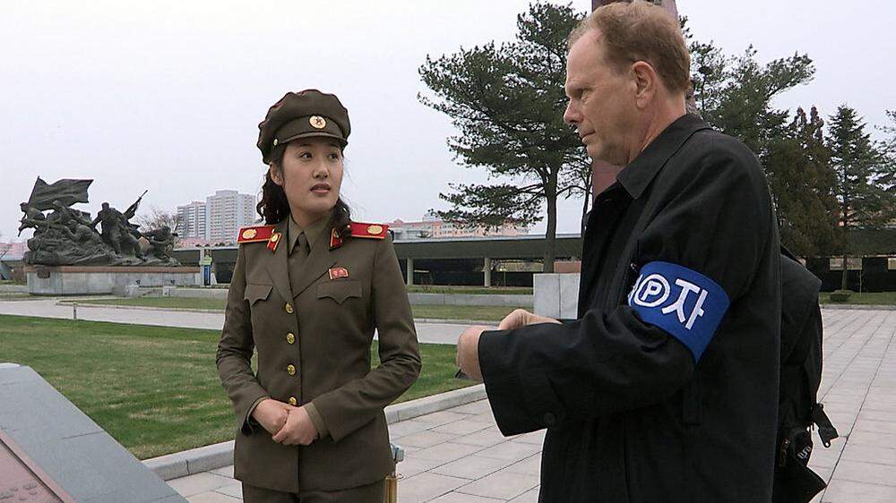 Raimund Löw recherchierte eine Woche in Nordkorea. Die Armbinde musste er dabei immer tragen