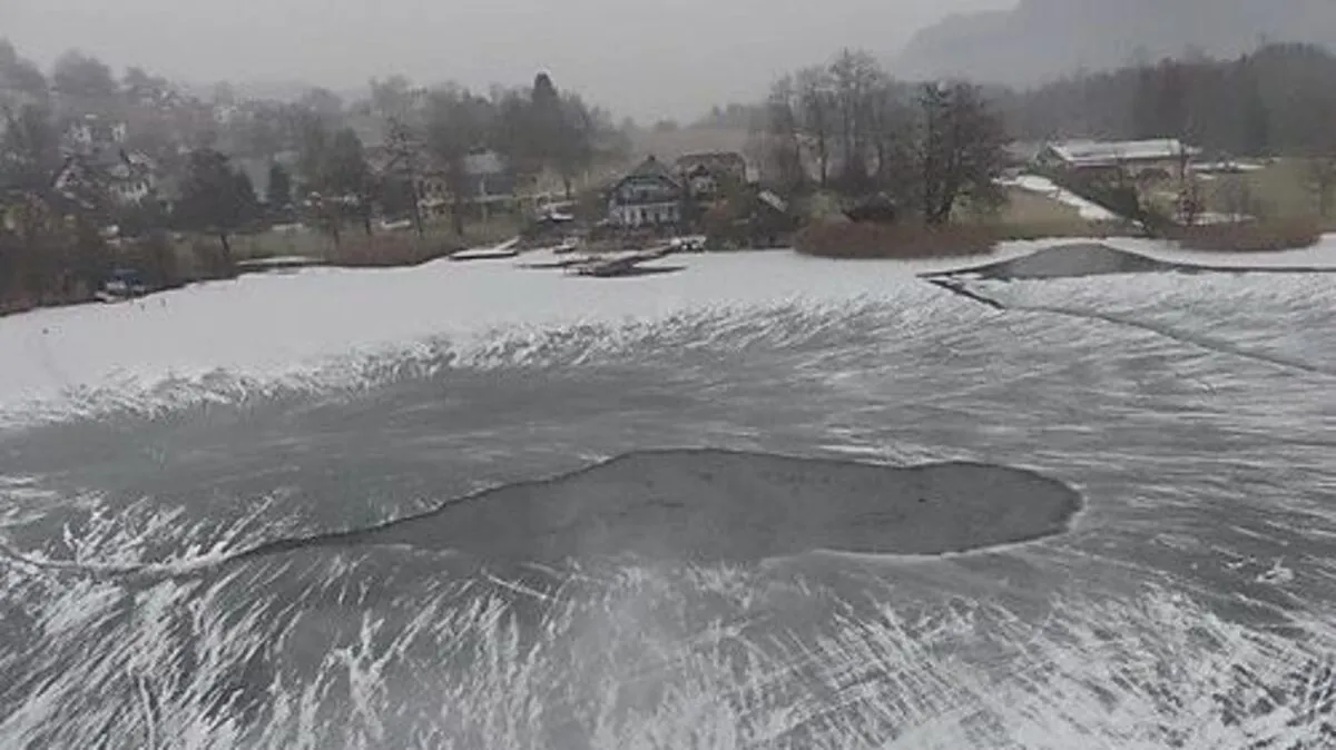 Blick vom Hubschrauber auf die Unfallstelle: 50 Meter vom Ostufer des Keutschacher Sees entfernt brachen die Männer ein