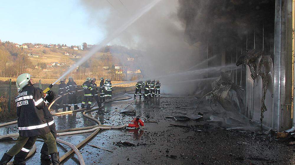 100 Feuerwehrleute kämpften gegen die Flammen