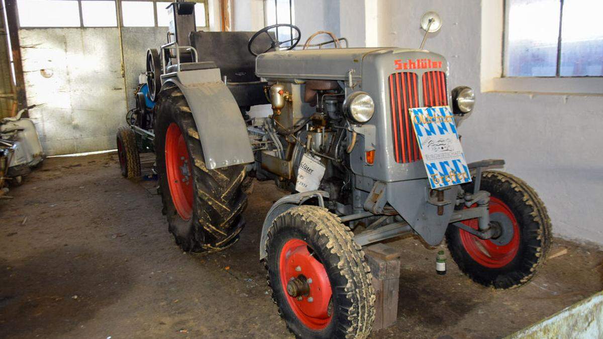 Alte Traktoren und Oldtimer kamen unter den Hammer