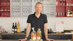 Markus Spiegel, Inhaber und Betreiber der Spezerei, steht hinter der Ladentheke | Markus Spiegel ist mit seiner „Spezerei“ zurück in Lienz. Das neue Ladenlokal befindet sich in der Schweizergasse