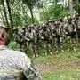 Grundwehrdiener des Jägerbataillons 17 in Straß bei der Ausbildung im Feld