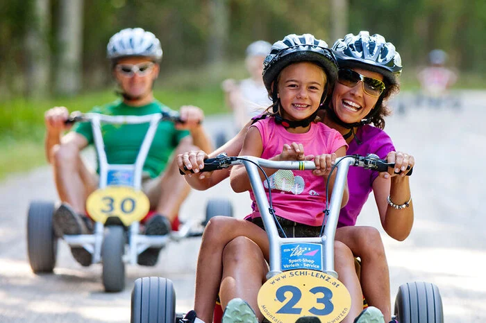 Statt auf Ski kann man im Sommer die Hochwurzen auf Gokarts befahren. Breite Reifen und ein tiefer Sitz sorgen für eine sichere Fahrt. Infos: www.mountain-gokart.at