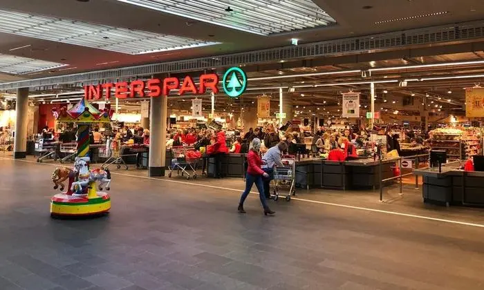 Kurz nach Ladenöffnung herrscht beim Interspar im Grazer Murpark bereits reger Betrieb