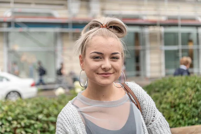 Lena Prutsch, 18, findet die Maskenpflicht in öffentlichen Verkehrsmitteln "wirklich g'scheit". "Die Leute picken immer so aufeinander", erzählt die Friseurin aus Kirchbach. Sie fände es gut wenn nur eine gewisse Anzahl an Leuten in Bussen und Straßenbahnen erlaubt wären.