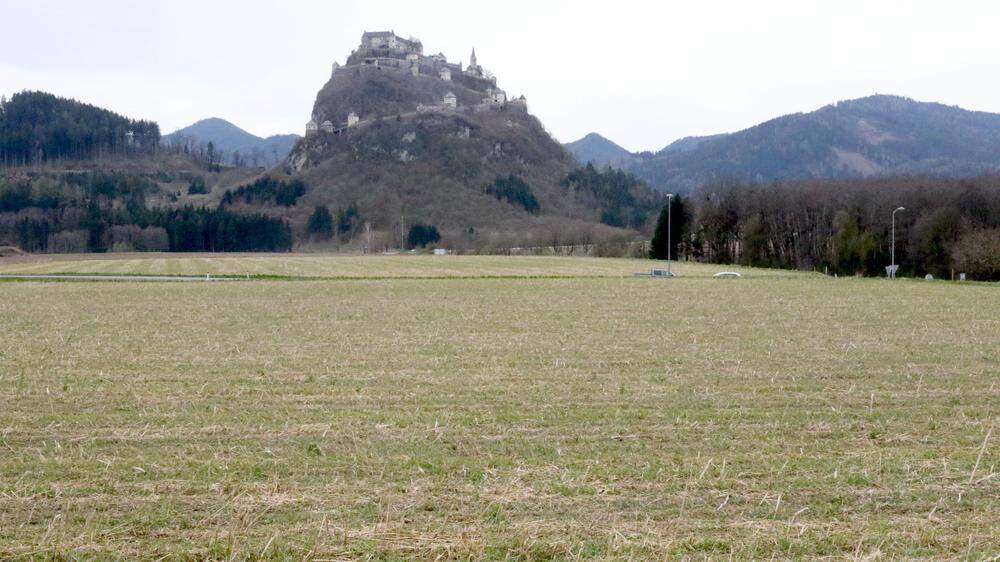 Vom Grundstück für den neuen Nahversorger aus hat man einen direkten Blick auf die Burg Hochosterwitz