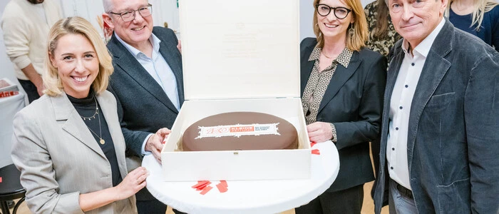 Stefanie Koch, Thomas Spann, Xenia Daum und Michael Jungwirth mit der Geburtstagstorte für die Kleine Zeitung