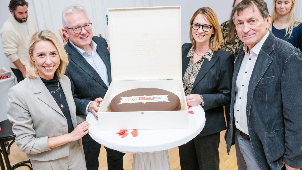 Stefanie Koch, Thomas Spann, Xenia Daum und Michael Jungwirth mit der Geburtstagstorte für die Kleine Zeitung