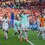 Österreich Mannschaft feiert Sieg vor den Fans / Freude / Emotion / Jubel nach Spielende / / Fußball Fussball / Europameisterschaft Euro 2024 EM Herren / Saison 2023/2024 / 25.06.2024 / Niederlande NED vs. Österreich AUT in Berlin / DFL regulations prohibit any use of photographs as image sequences and/or quasi-video. / *** Austria team celebrates victory in front of the fans Joy Emotion Cheering after the end of the match Sport Football Soccer European Championship Euro 2024 European Championship Men Season 2023 2024 25 06 2024 Netherlands NED vs Austria AUT in Berlin DFL regulations prohibit any use of photographs as image sequences and or quasi video