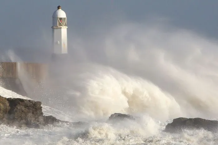 Der Sturm hatte die irische Atlantikküste am Montagmorgen mit Windgeschwindigkeiten von bis zu 150 km/h erreicht und war im Lauf des Tages über die Insel hinweg in Richtung Großbritannien und Nordirland gezogen.