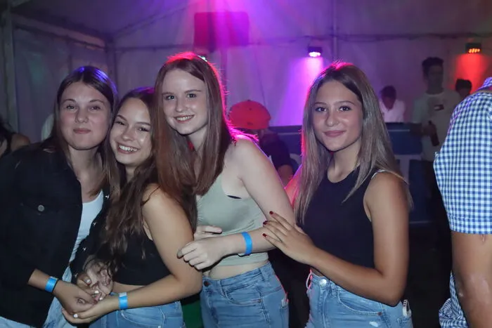 Im Discozelt gab es ebenso gute Unterhaltung mit Musik zum Tanzen und Mitsingen für das junge Publikum.