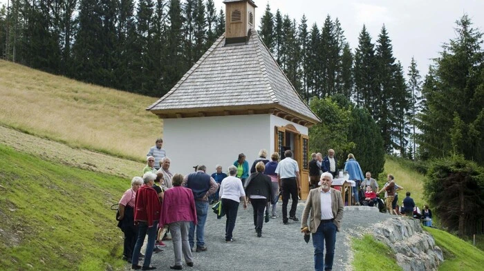 Mit einer großen Beteiligung der Bevölkerung, Ehrengästen und Vertreter einiger am Bau beteiligter Firmen, wurde am 26. Juli die instaurierte Annakapelle beim ehemaligen Gasthaus Jagawirt an der Gaberlstraße im Rahmen einer Messfeier mit Pfarrer Alfred Robnik geweiht.