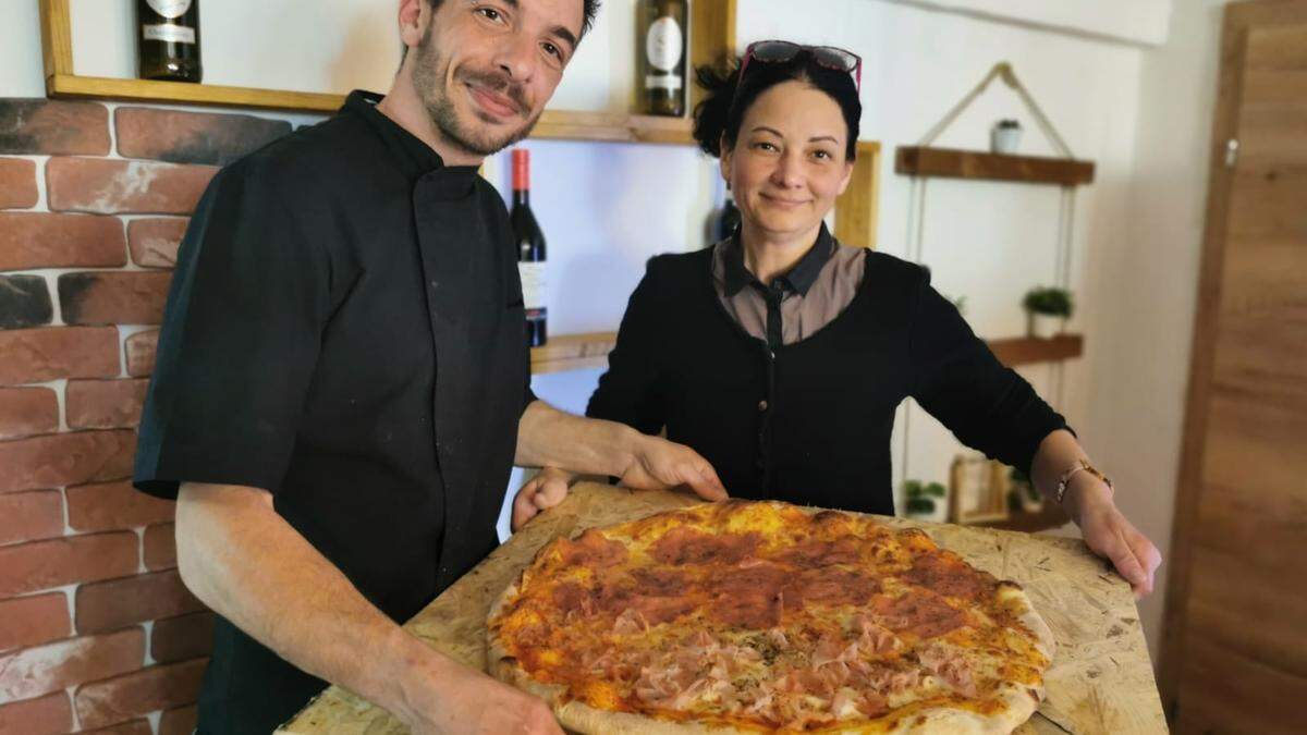 Restaurantleiterin Enikö Strava mit dem sizilianischen Koch Antonino Puleo