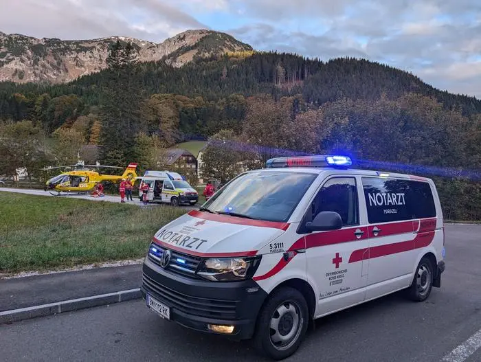 Der schwer verletzte 17-Jährige wurde mit dem Notarzthubschrauber abtransportiert