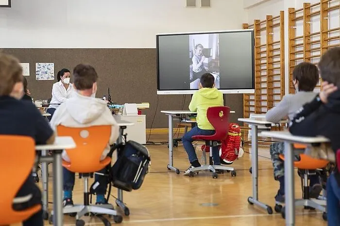 Eine vierte Klasse ist, um besser Abstand halten zu können, schon länger in den Turnsaal übersiedelt. Dort schauten sich die Kinder auf ihrer digitalen Tafel zuerst das Anleitungs-Video von Schülerin Marie an.