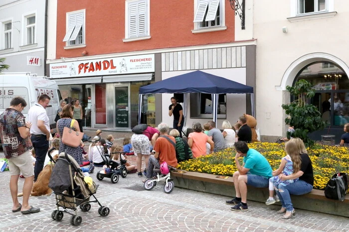 Der gebürtige Friesacher las am Unteren Platz aus dem Buch von Peter Tur­ri­ni „Was macht man, wenn… Rat­schlä­ge für den klei­nen Mann“. 