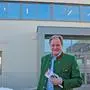 Bürgermeister Erwin Dirnberger vor dem neu errichteten Gemeindezentrum von Söding-St. Johann