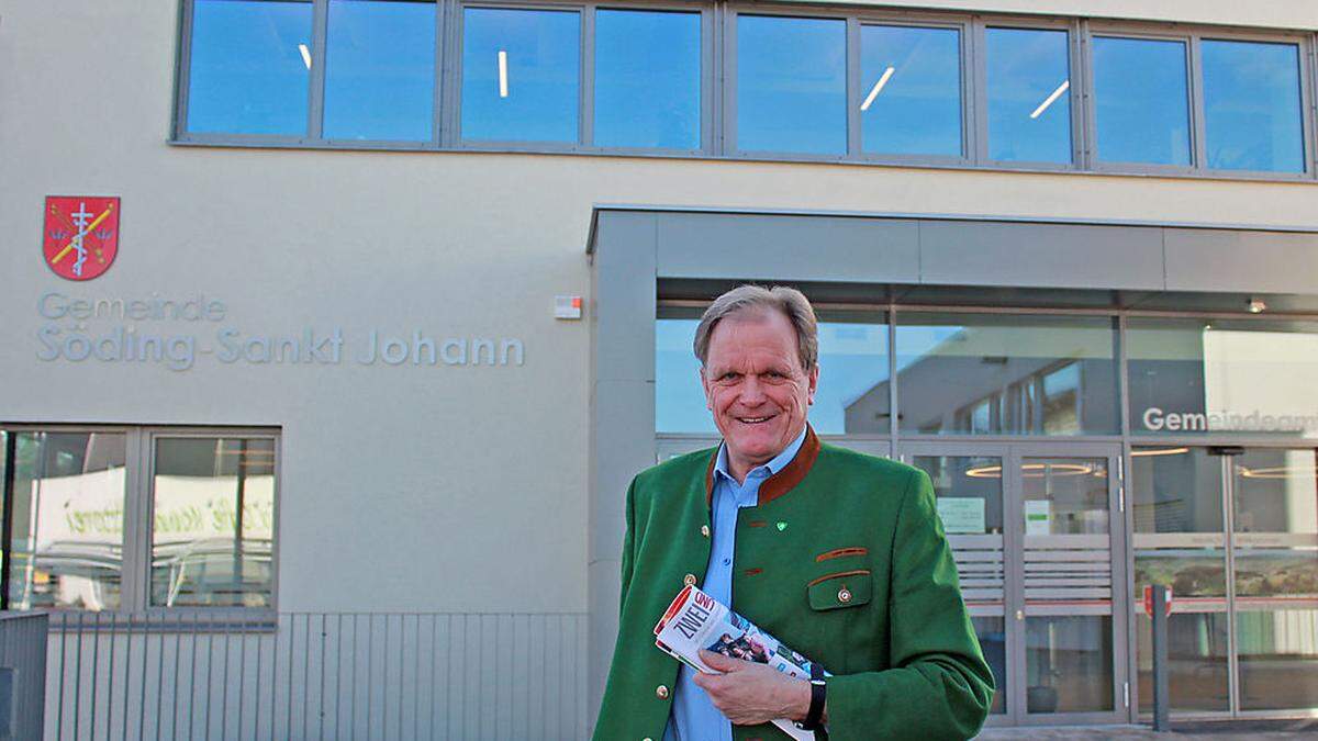 Bürgermeister Erwin Dirnberger vor dem neu errichteten Gemeindezentrum von Söding-St. Johann