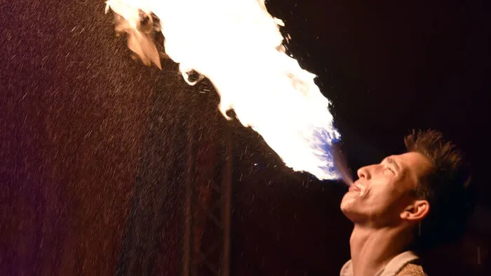 Der Zirkus ist in der Stadt. Zum ersten Mal über Ostern. Die Vorstellungen des Circus Simoneit Aron gehen bis zum 28. April weiter. Diesmal darf man die Tiere backstage sogar füttern. Akrobaten, Tiere und Clown Peppino sorgen in der auf dem Klagenfurter Messegelände aufgebauten blauen Zirkuszelt bis 27. April um 16 Uhr für guten Unterhaltung. Am 26. und 27. gibt es zusätzlich um 19 Uhr ein Programm. Am 28. dann noch um 11 Uhr ein letztes Mal. am 24. ist spielfrei.   