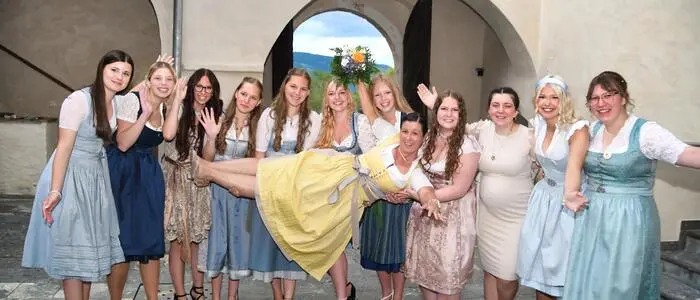 Absolventinnen mit Klassenvorständin Katrin Auer