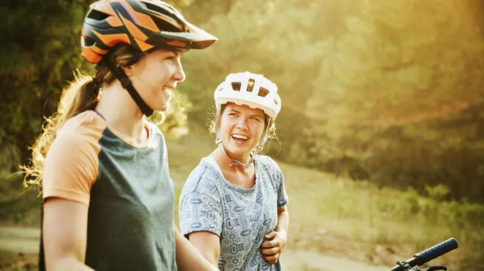 1. Herumkommen und etwas sehen - das wollen viele im Urlaub. Wie wäre es mit Sightseeing per Fahrrad? Schon ein paar Kilometer bringen Ihren Kreislauf in Schwung. Und für alle, die auf die Kalorien schauen: Ganz nebenbei verbrennen Sie ordentlich Kalorien – pro Stunde etwa 400 und das schon bei einer vergleichsweise gemütlichen Geschwindigkeit von 18 Kilometer pro Stunde. Lesen Sie hier, was der "Kleine Zeitung"-Sportwissenschaftler Bernd Marl über das Radfahren denkt.