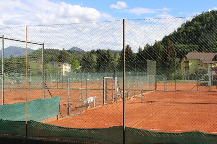 Auf den Tennisplätzen vom Hotel Mori neben dem Kleinsee machte sich noch das Fehlen der Urlauber bemerkbar.