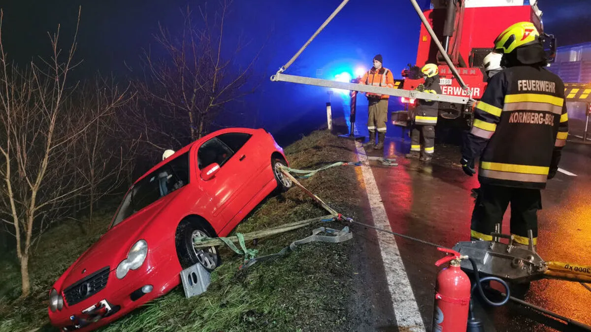 Die Kameraden der Feuerwehr Kornberg-Bergl sicherten das Fahrzeug. Mit dem Kran der Feuerwehr Fehring wurde das Auto wieder auf die Straße gehoben