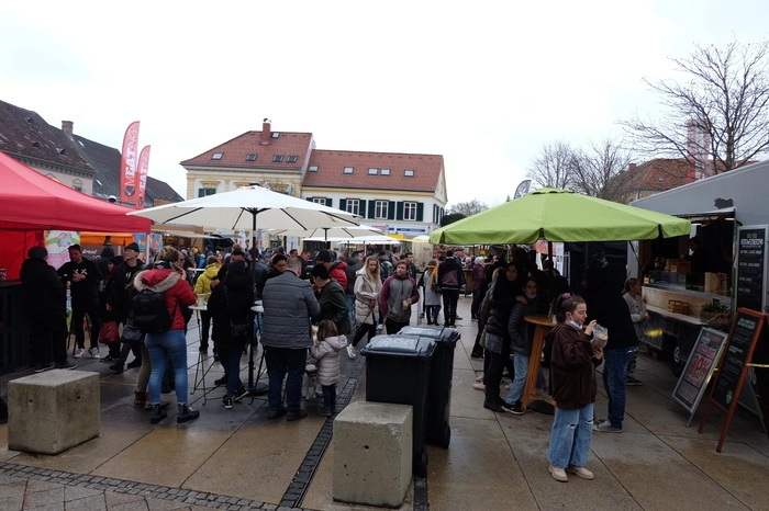 Obwohl es in der Früh noch geschneit hatte, nutzten am Samstag viele die Chance auf nationale und internationale Schmankerln.