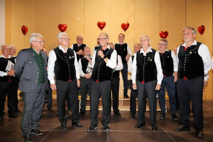 . Im Anschluss nahmen die Sänger des MGV mit Chorleiter Gottfried Gschier die vielen Besucher mit auf eine Reise rund um die Welt und präsentierten sich in musikalischer Höchstform. 