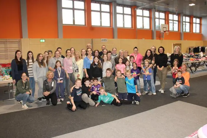 Die Veranstaltung ist untrennbar mit der Leiterin des Mooskirchner Kindergartens, Maria Gößler, verbunden. Bei ihr laufen alle Fäden zusammen, sie arbeitet einige Wochen lang unermüdlich und ist gedanklich schon bei der nächsten Veranstaltung, wenn die aktuelle im Laufen ist.
