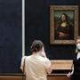 Die Mona Lisa, das berühmte Gemälde von Leonardo da Vinci, ist im Pariser Louvre ausgestellt.