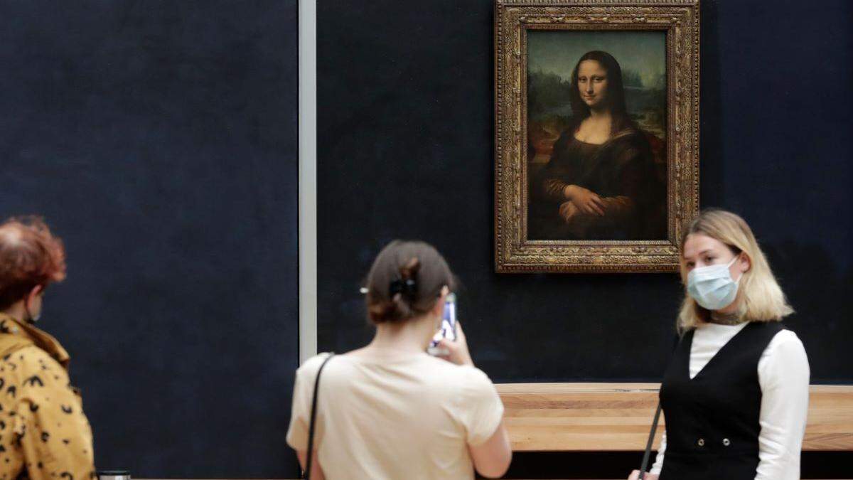 Die Mona Lisa, das berühmte Gemälde von Leonardo da Vinci, ist im Pariser Louvre ausgestellt.