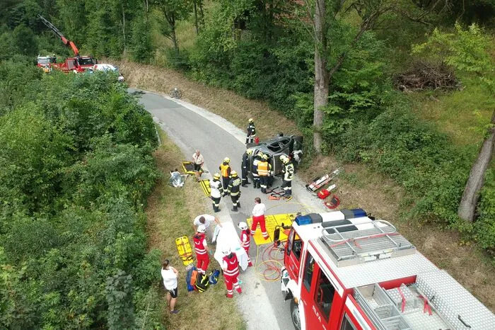 Beteiligt waren etwa 70 Personen, geübt wurde ein schwerer Verkehrsunfall mit zehn Verletzten.