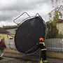 In Wiener Neudorf musste sich die Feuerwehr bereits um ein  verwehtes Trampolin kümmern 