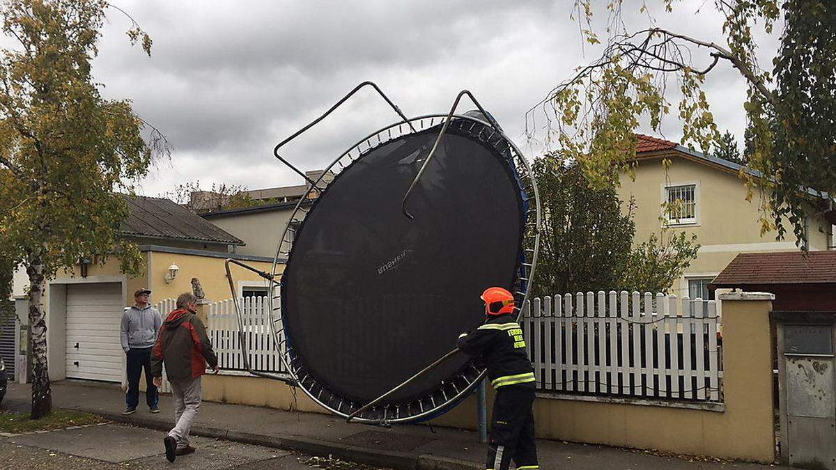 In Wiener Neudorf musste sich die Feuerwehr bereits um ein  verwehtes Trampolin kümmern 