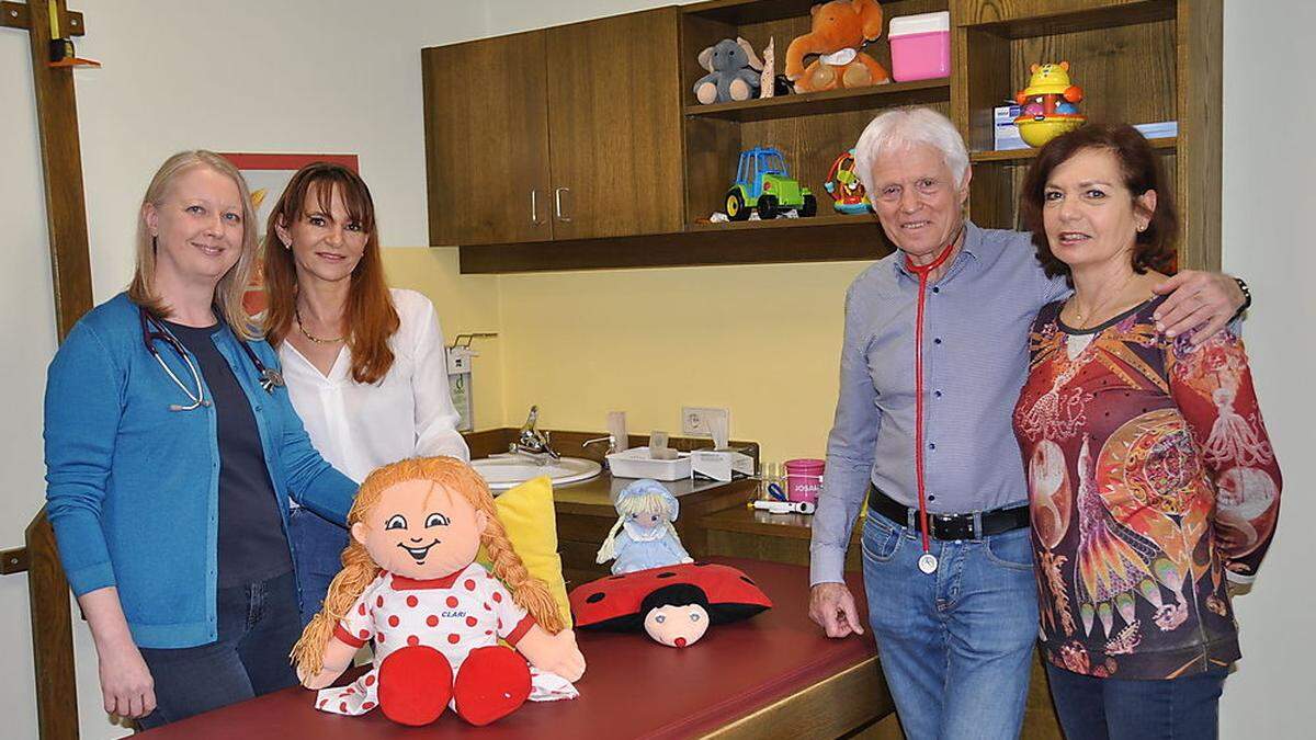 Kinderärztin Renate Marzi, Assistentin Sylvia Färber sowie Kinderarzt Peter Sartori mit Gattin Irmgard (von links)  