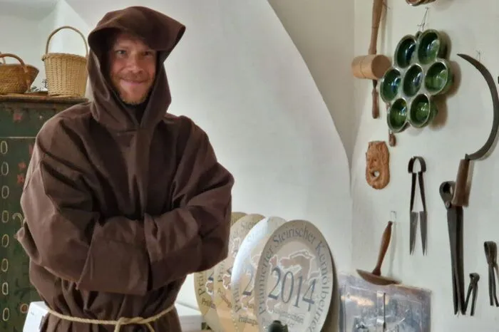 Reinhard Huber verkleidet sich gern als Mönch, um Kindern die aufregende Geschichte des Hofes zu schildern