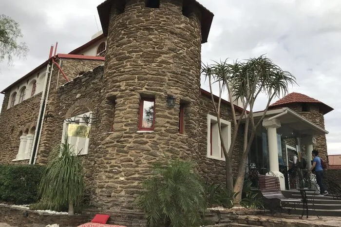 Ein Platz zum Erholen nach dem Ankommen und vor der Rückreise: Die Heinitzburg in Namibias Hauptstadt Windhoek bietet edles Ambiente